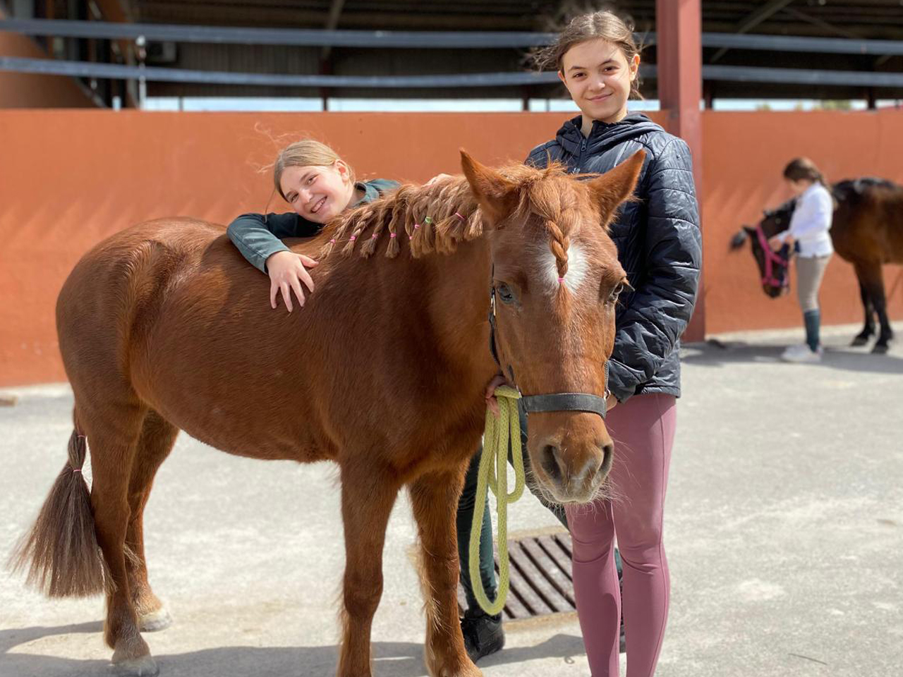 Niños montando a caballo en el Horse&Pony Camp Verano 2025
