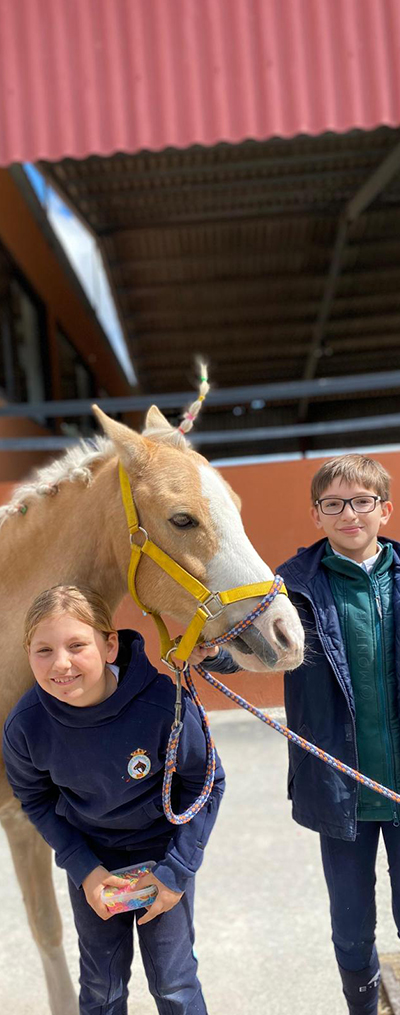 Niños montando a caballo en el Horse&Pony Camp Verano 2025